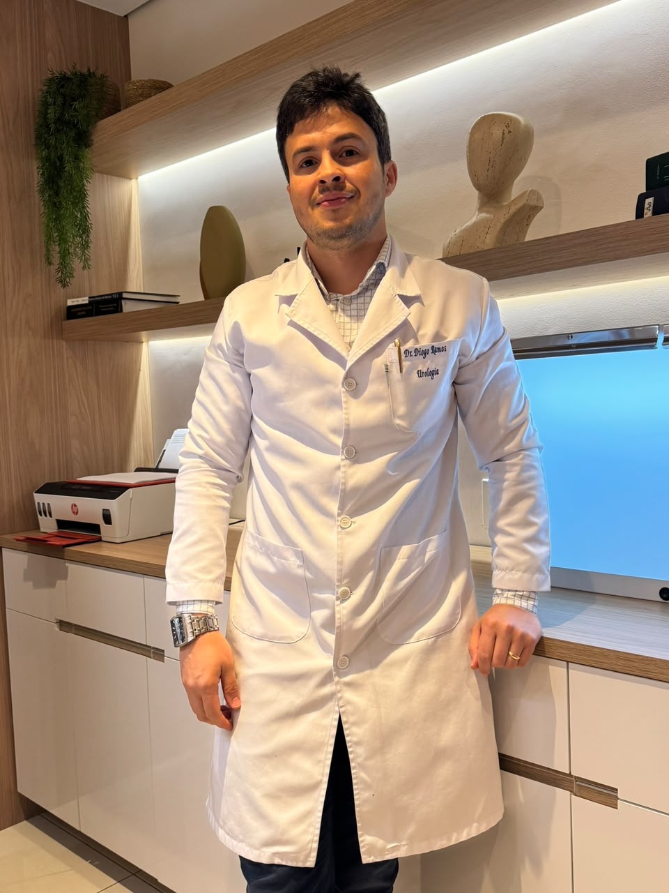 Dr. Diogo Ramos em seu consultório